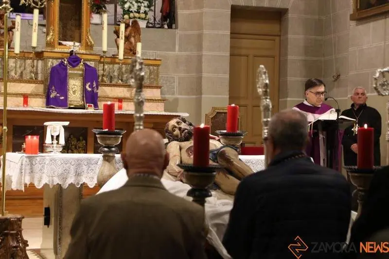 El Yacente celebra su segundo Vía Crucis (8)