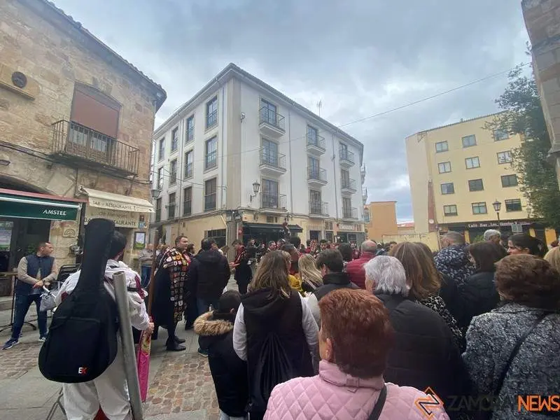 La Tuna Universitaria canta a la Virgen de la Soledad (1)