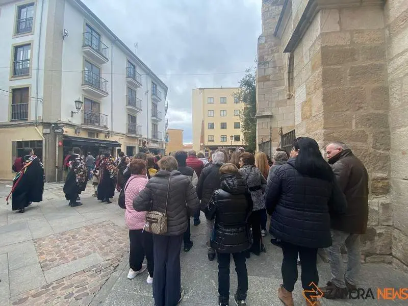 La Tuna Universitaria canta a la Virgen de la Soledad (2)