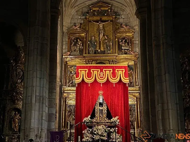 La Tuna Universitaria canta a la Virgen de la Soledad (4)