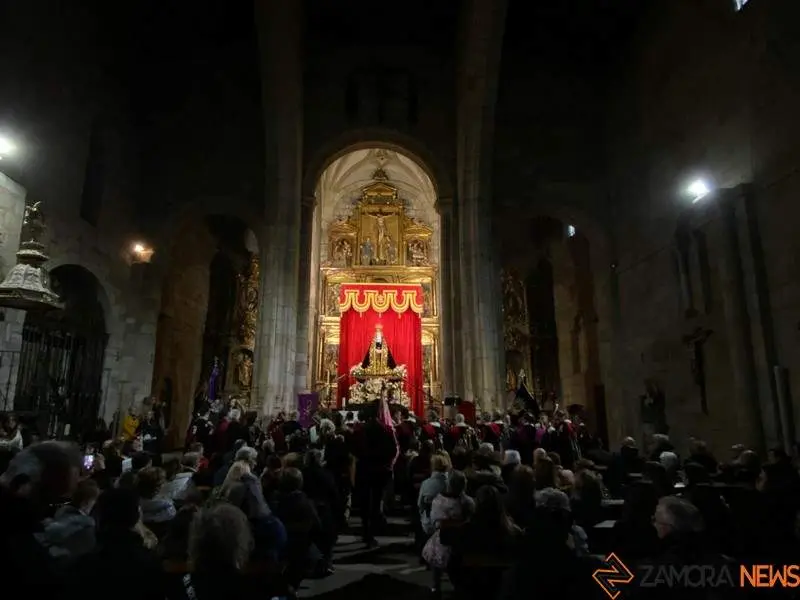 La Tuna Universitaria canta a la Virgen de la Soledad (7)