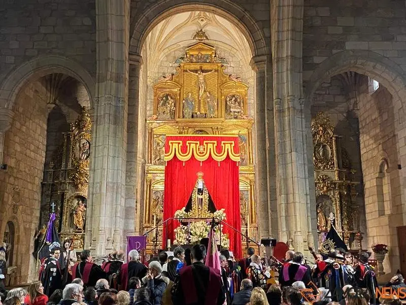 La Tuna Universitaria canta a la Virgen de la Soledad (8)