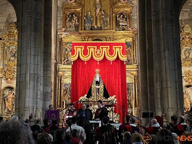 La Tuna Universitaria canta a la Virgen de la Soledad (9)