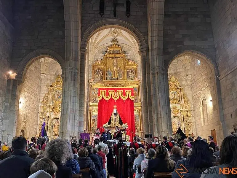 La Tuna Universitaria canta a la Virgen de la Soledad (11)
