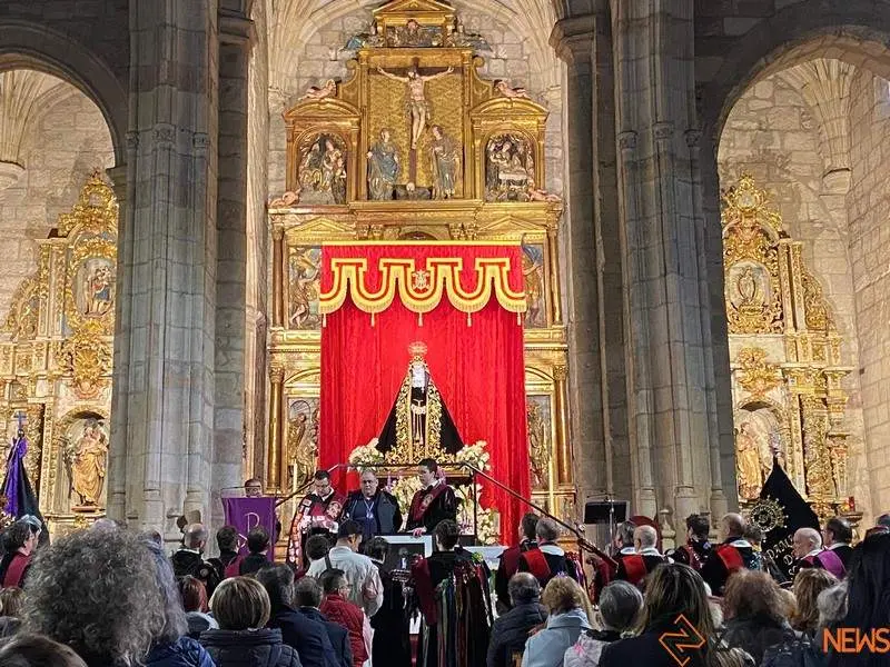 La Tuna Universitaria canta a la Virgen de la Soledad (12)