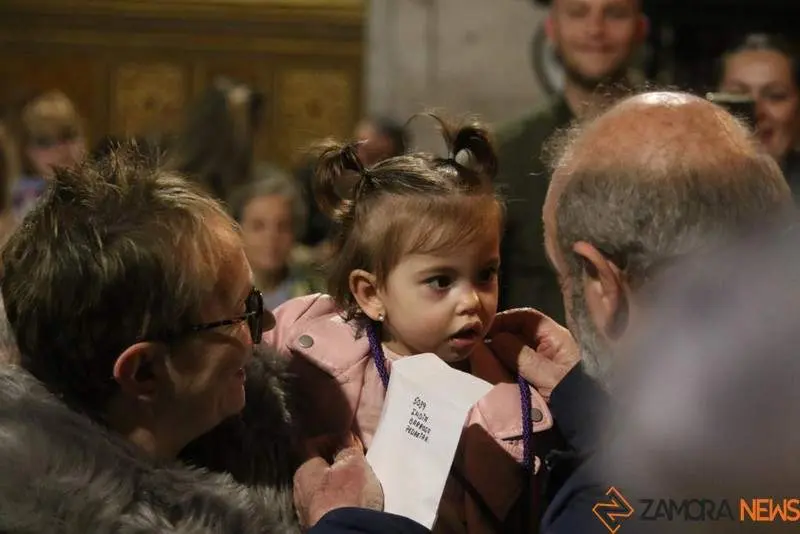 Imposición de medallas a los nuevos hermanos y damas de Jesús Nazareno vulgo Congregación (10)