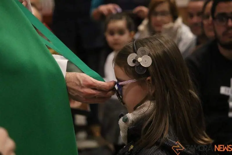 Imposición de medallas y entrega de varas a los nuevos cofrades y damas de La Esperanza (2)