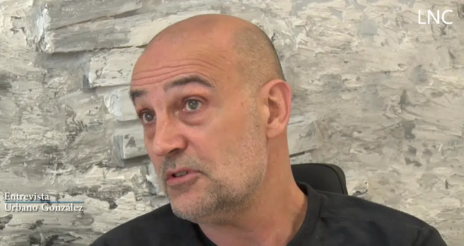 Urbano González durante la entrevista en la redacción de La Nueva Crónica