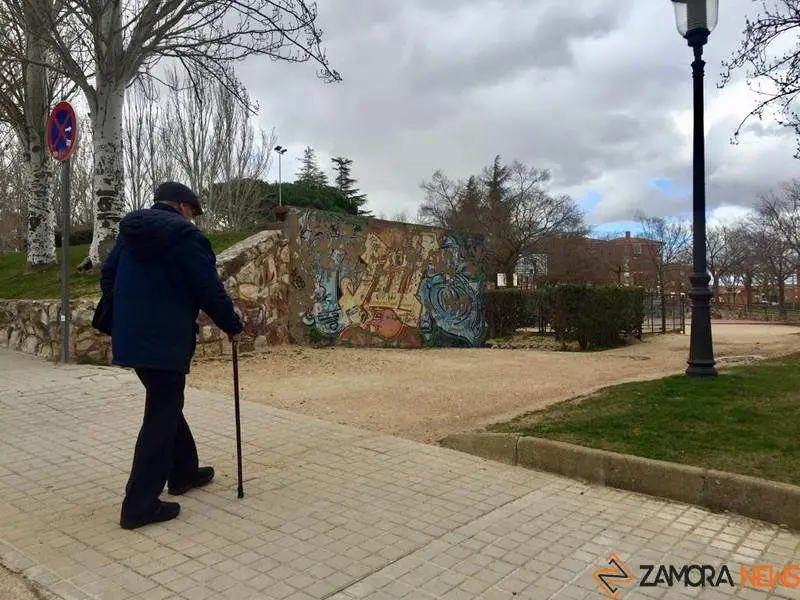 Un hombre pasea por Zamora