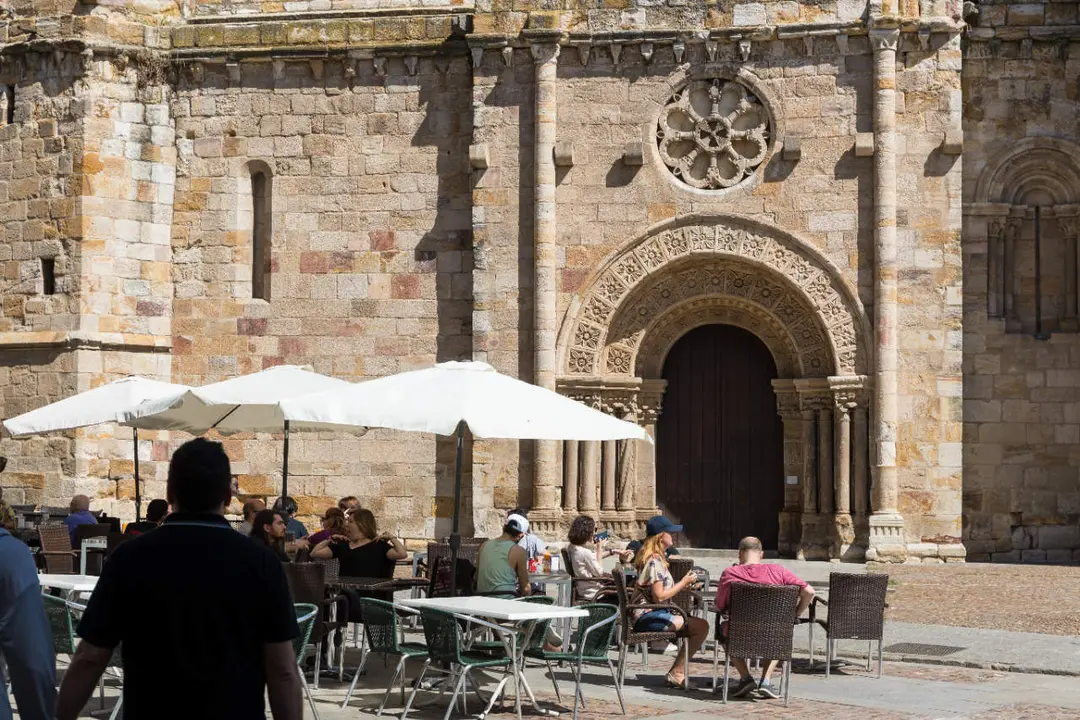 Paseantes y turistas frente a la iglesia de San Juan. Fotografía: @ZamoraSpain