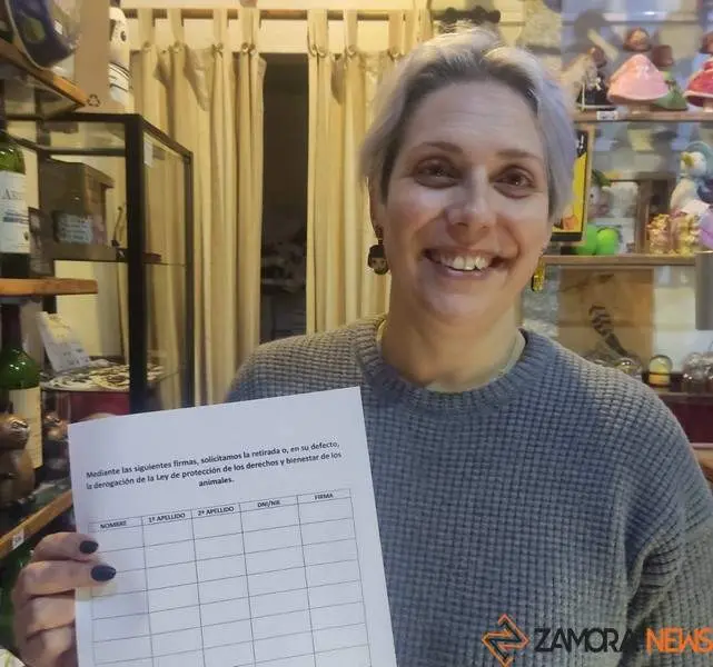 Olga recogiendo firmas