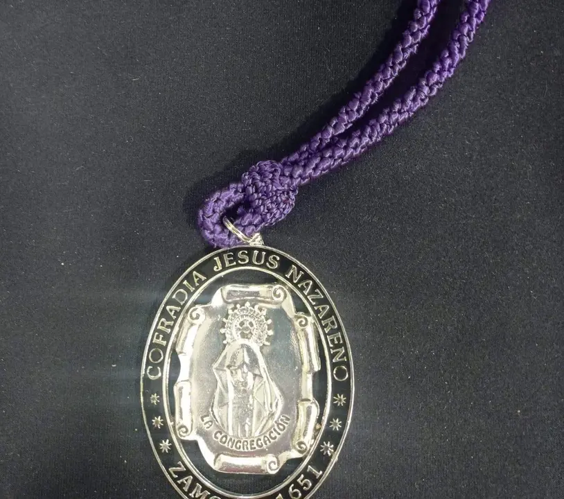 Cordón morado para acompañar a la Virgen de la Soledad