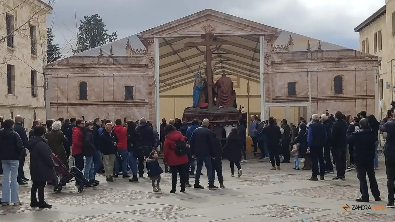 Traslado pasos Santo Entierro a la carpa