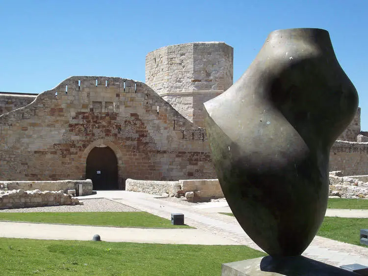 Escultura de Baltasar Lobo en las inmediaciones del Castillo de Zamora