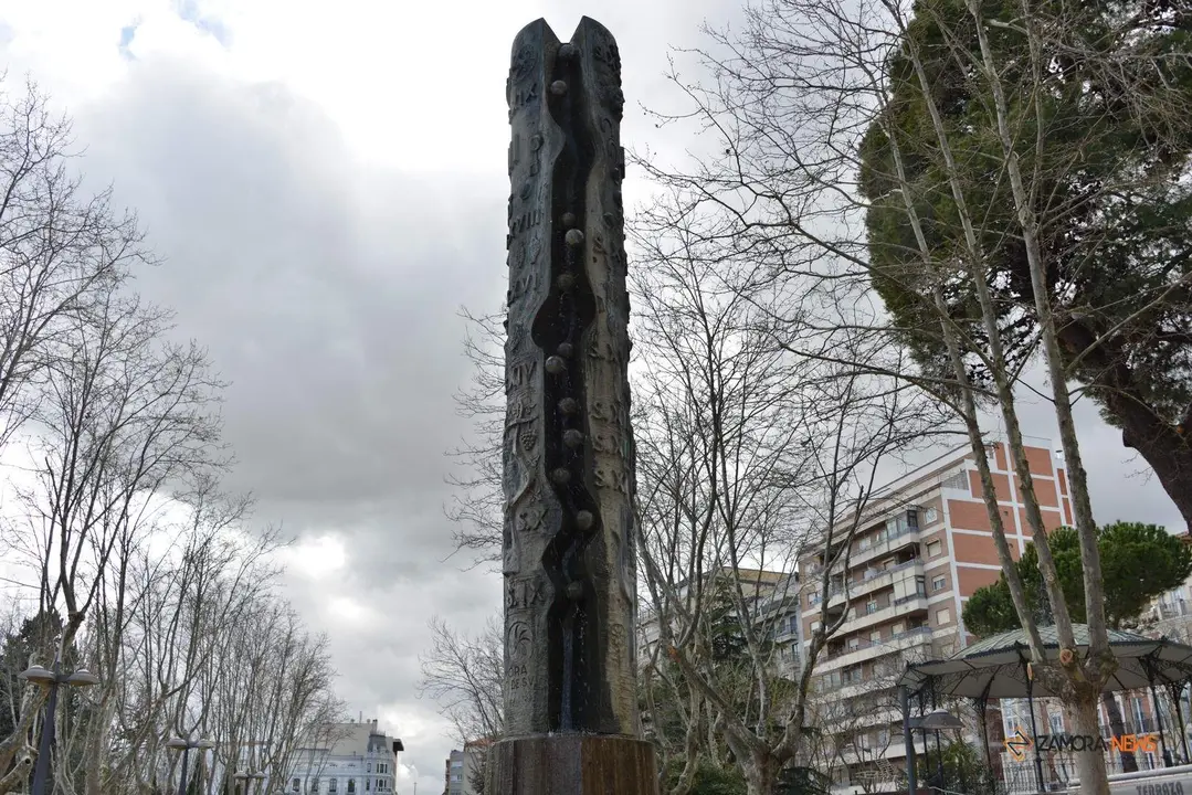 Monolito en la plaza de La Marina_2