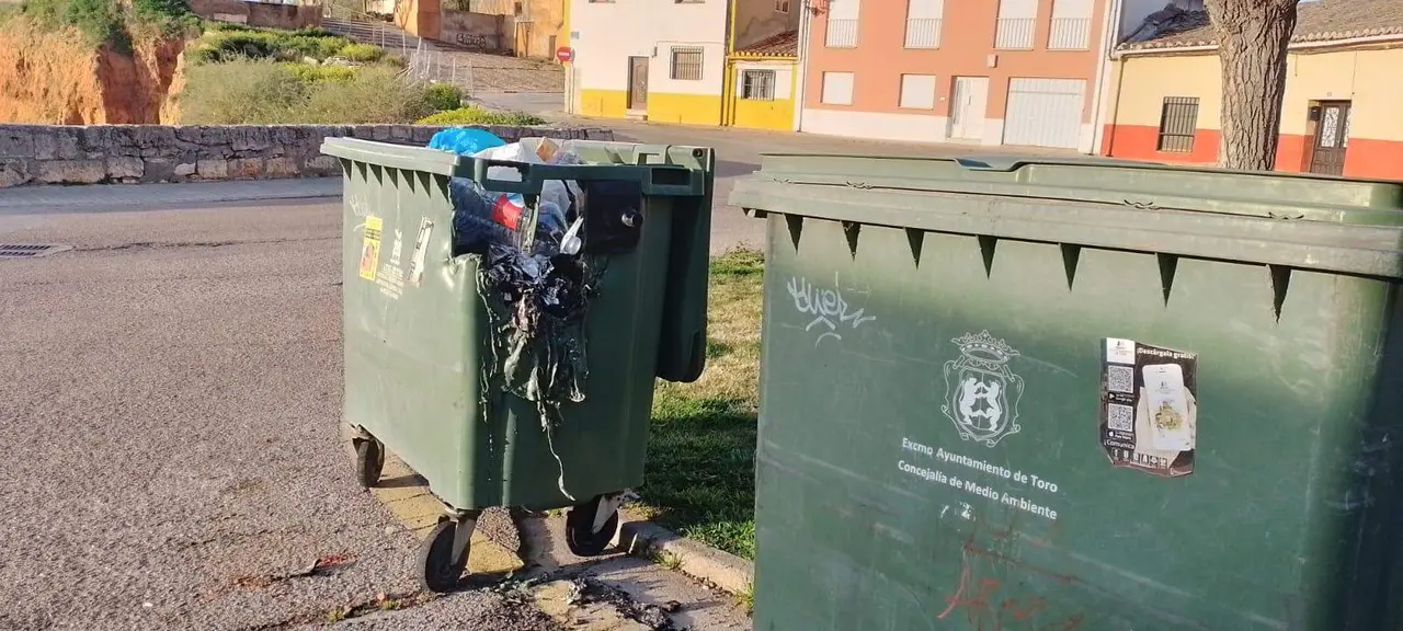 Uno de los contenedores quemados en Toro