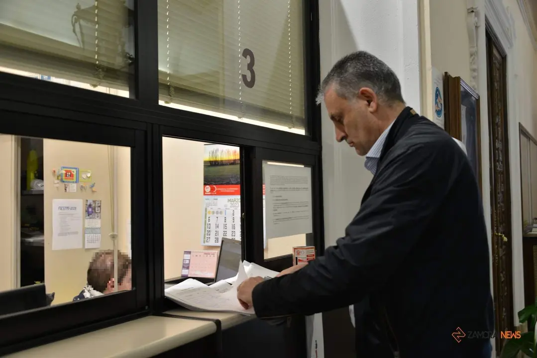 Manuel Miguel de Lera en el registro de entrega de las firmas contra el parking de La Vaguada