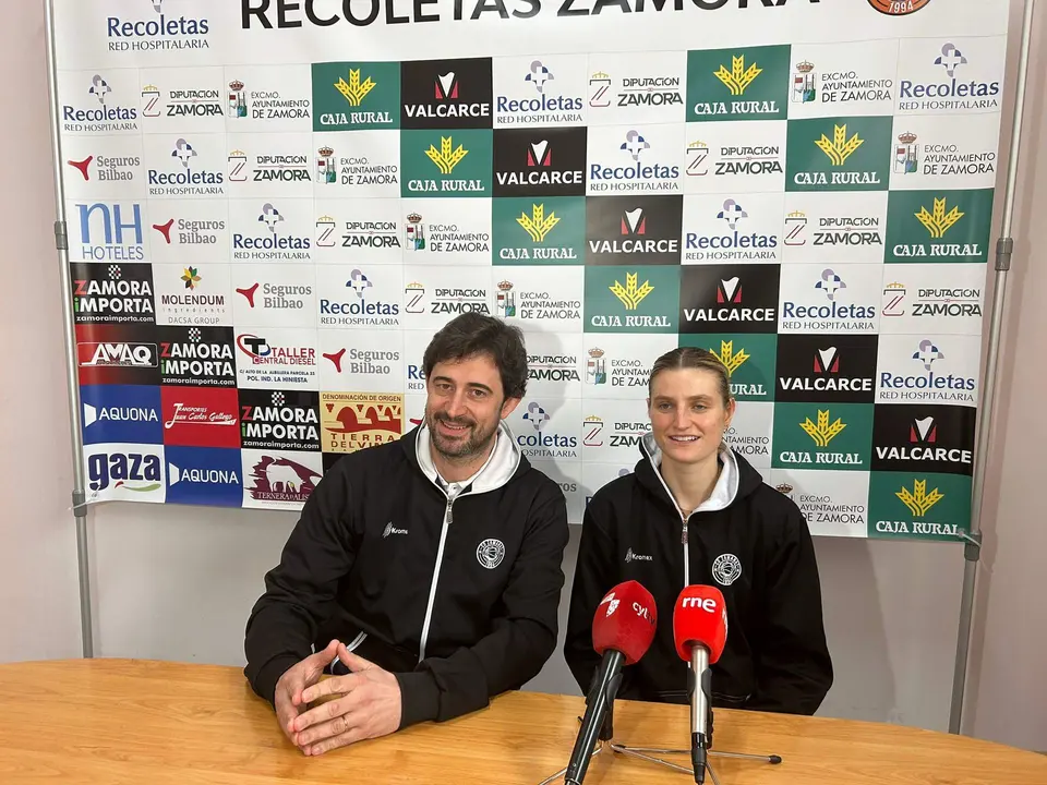 Ricardo Vasconcelos y Alina Hartmann en rueda de prensa. Imagen CD Zamarat