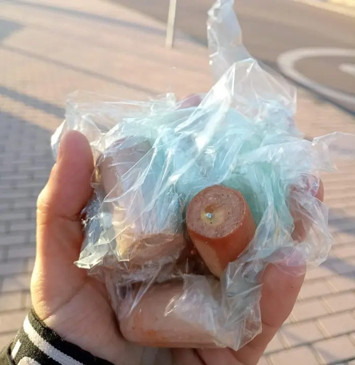 Salchichas con alfileres localizadas en las inmediaciones al parque de Las Viñas