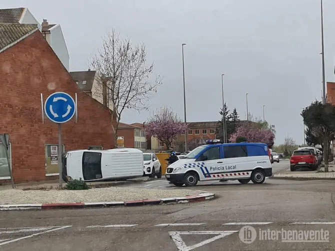 Vuelco furgoneta vía Interbenavente.es