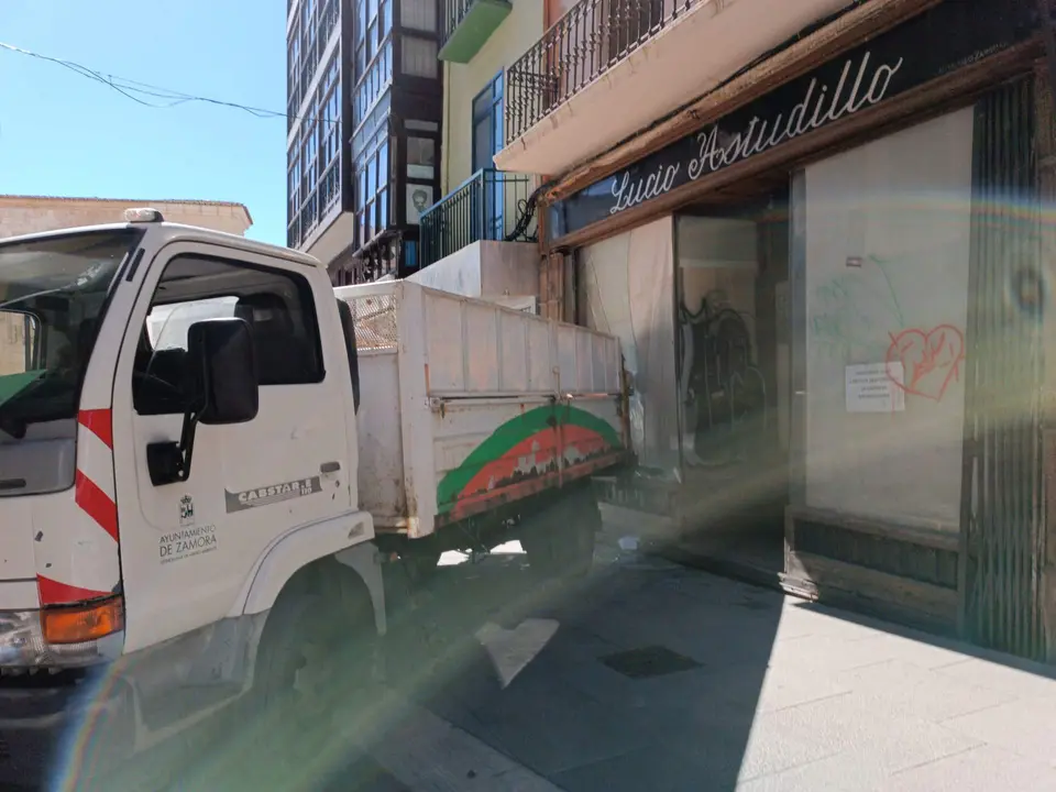 Camión de recogida de basuras cruzado en la calle Renova. Imagen cedida a Zamora News