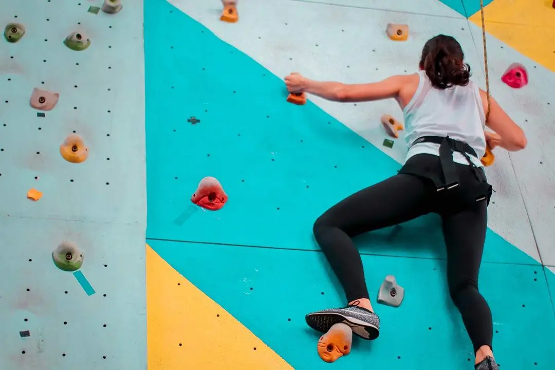 Fotografía de archivo de escalada en el rocódromo