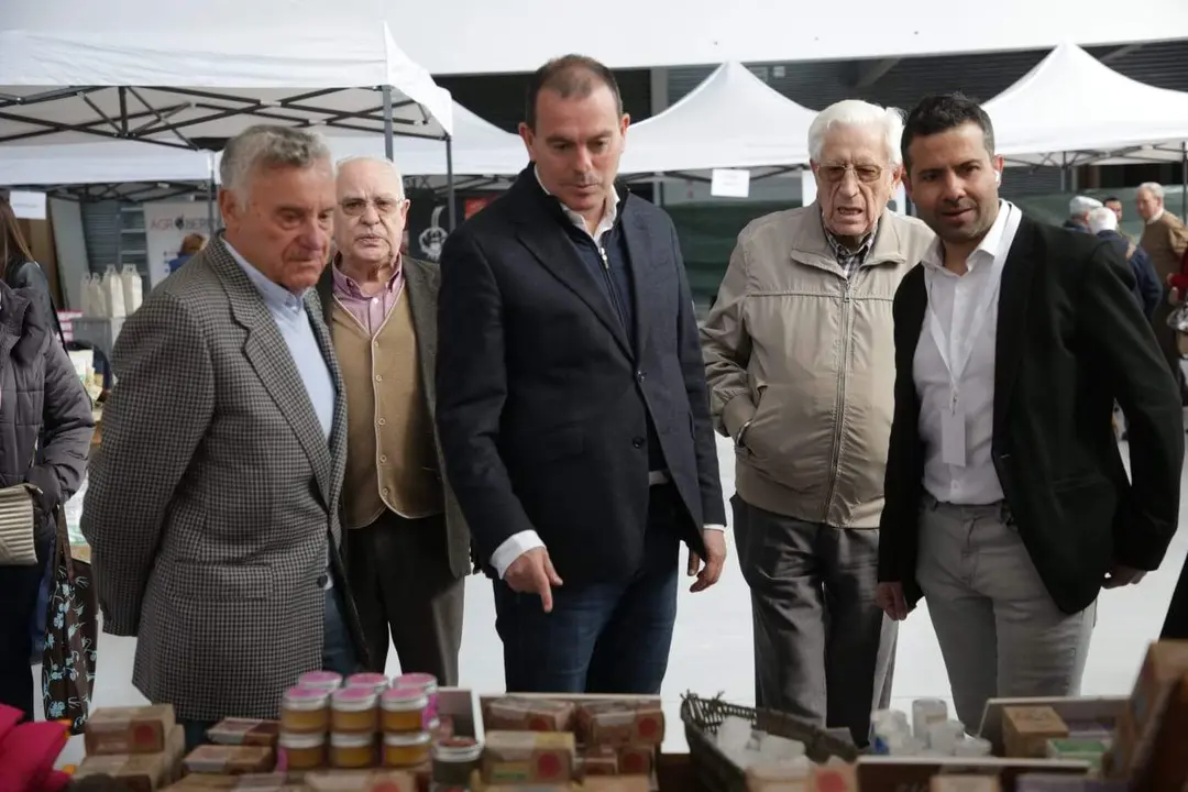 El presidente de la Diputación, Francisco Requejo, recorre junto a varios jubilados los stands locales en IFEZA
