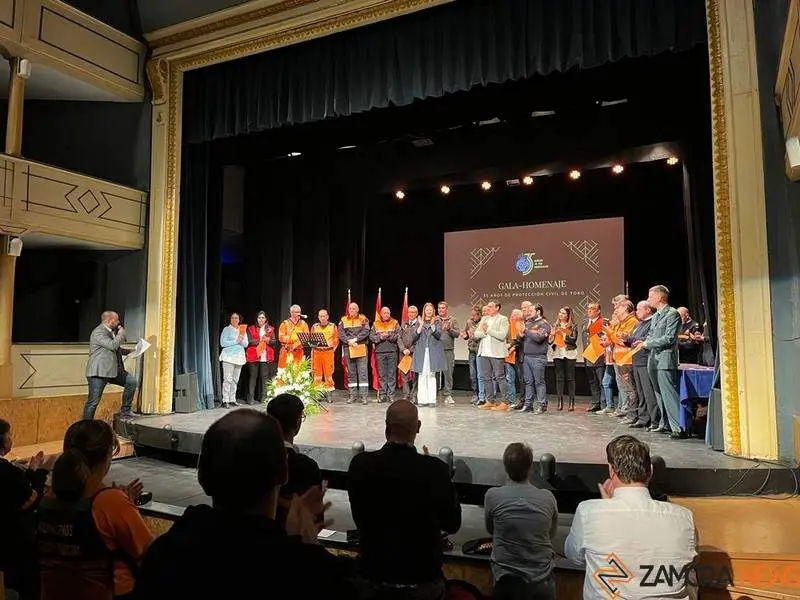 El teatro Latorre acoge la gala homenaje 35 aniversario Protección Civil de Toro (1)