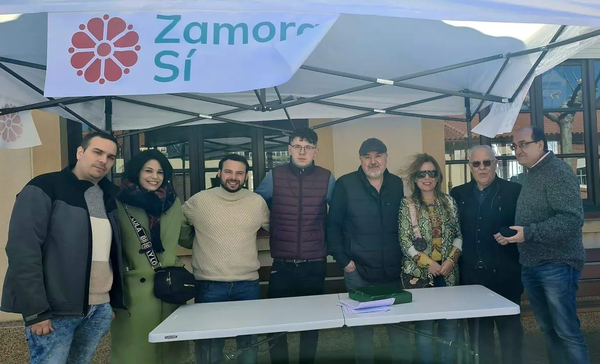 El candidato a la Alcaldía de Coreses por Zamora Sí, Sergio Correa Ratón, en el centro, junto a miembros de Zamora Sí en la carpa informativa