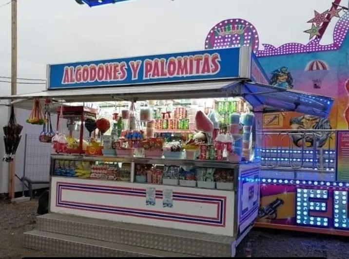 Puesto de algodón de azúcar y palomitas