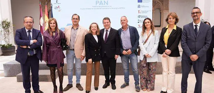 Nadia Calviño y Emiliano García Paje junto a otros participantes en el acto - La Moncloa
