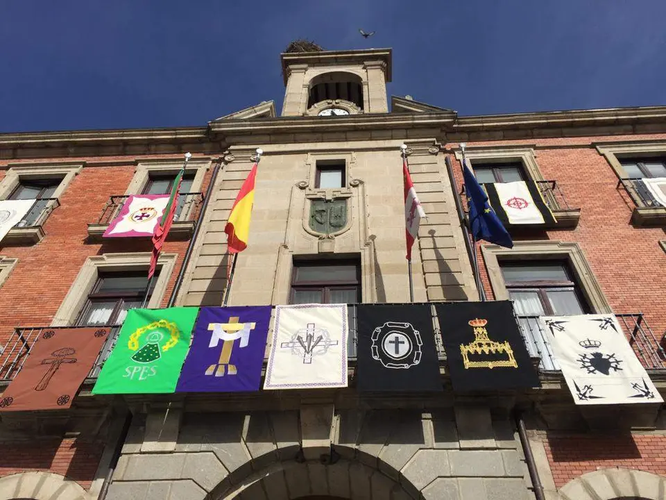 Fachada del Ayuntamiento de Zamora - Reposteros SS
