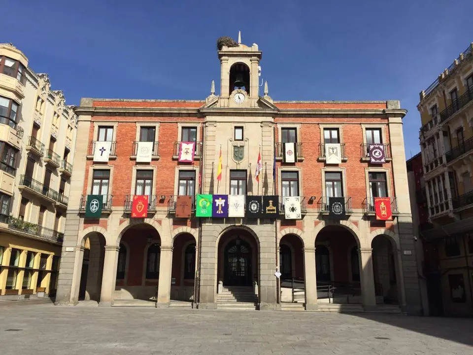 Los reposteros ya adornan la fachada del Ayuntamiento de Zamora