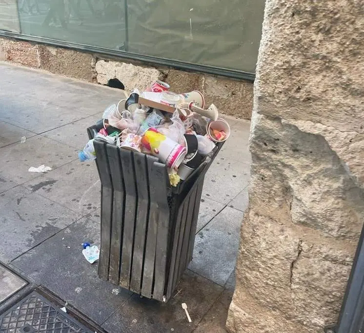 Papelera a rebosar de basura en pleno centro de la ciudad