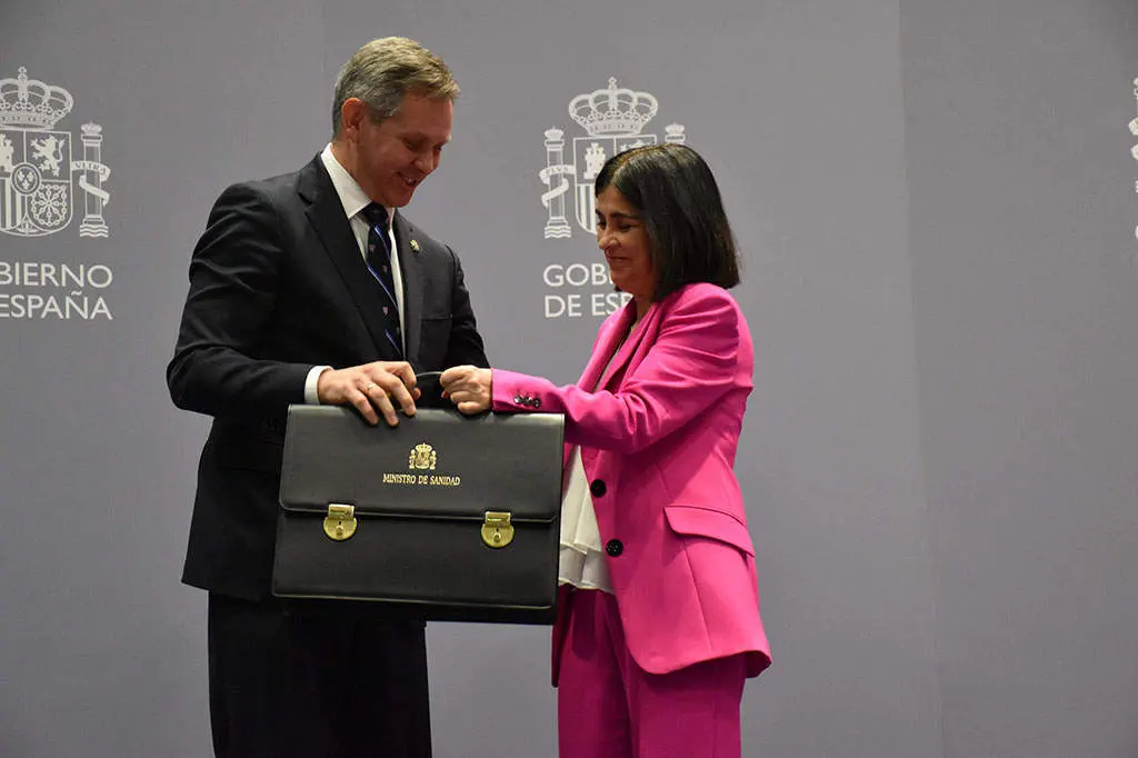 José Manuel Miñones recibe de manos de su antecesora, Carolina Darias, la cartera ministerial como titular de Sanidad del Gobierno de España