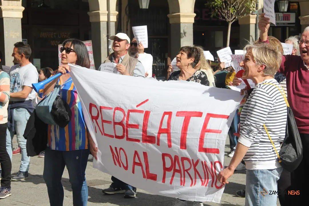 Los vecinos de La Vaguada protestan ante el Ayuntamiento_9