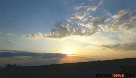 amanecer soleado con nubes