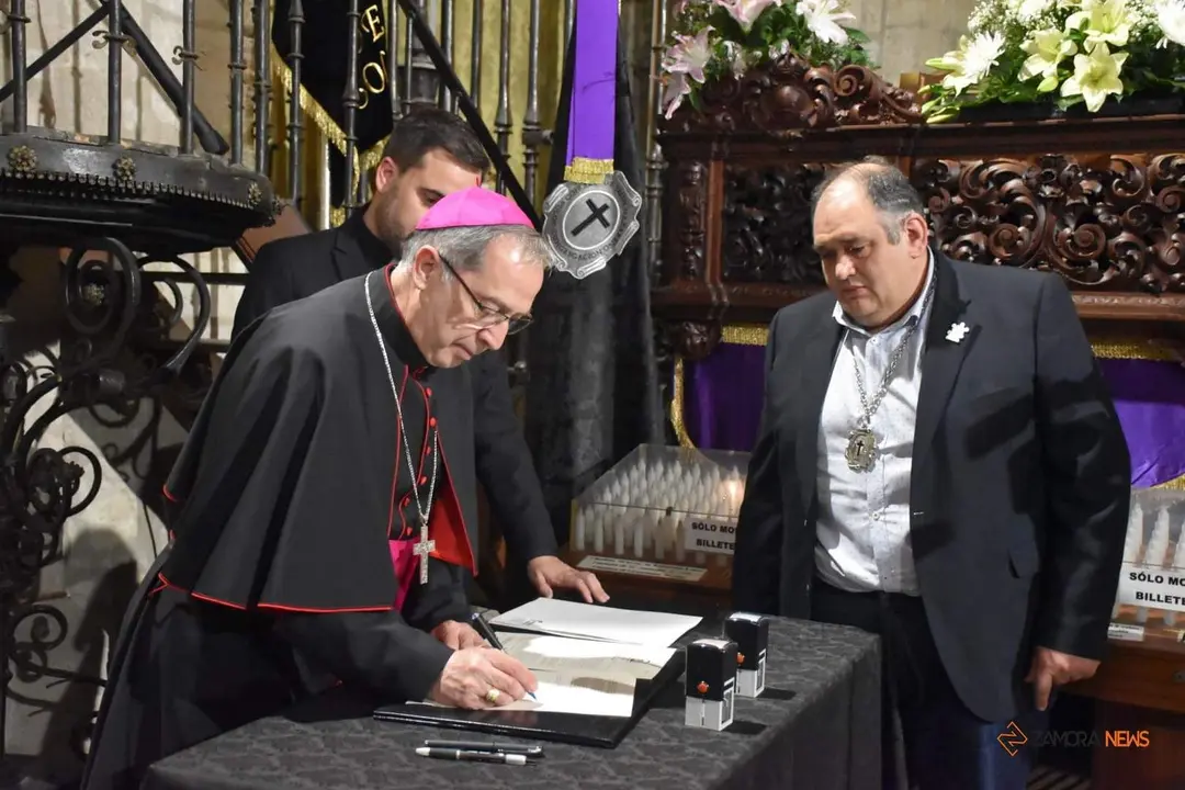 El obispo firma el decreto de coronación canónica de La Soledad