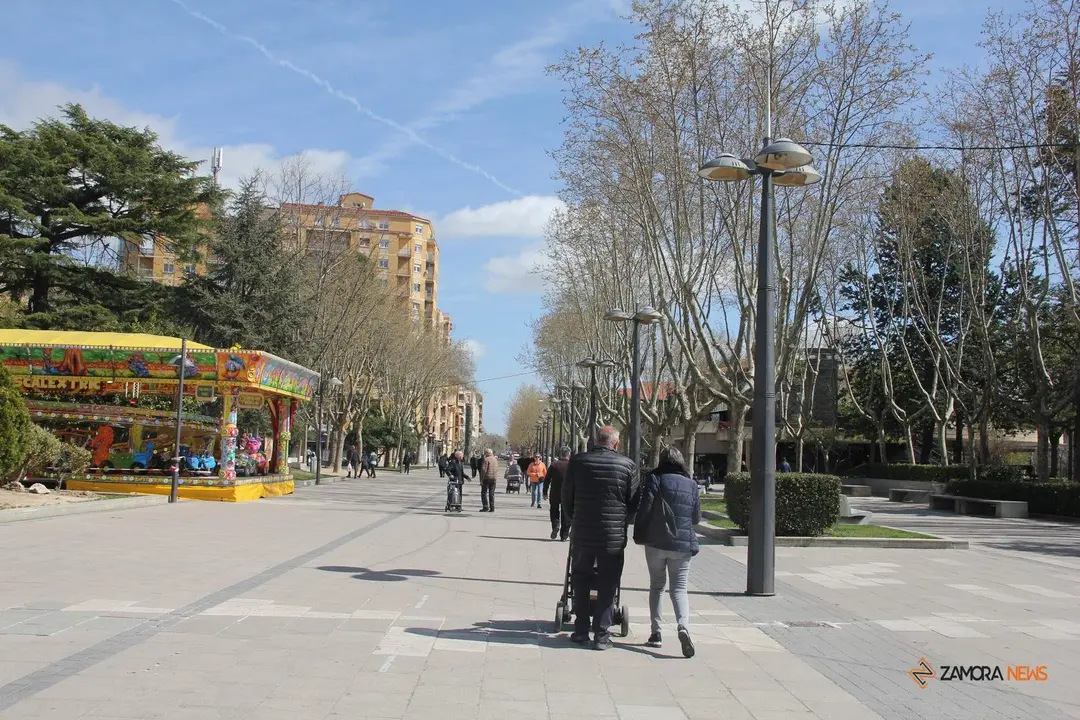 Zamoranos paseando por el parque de La Marina