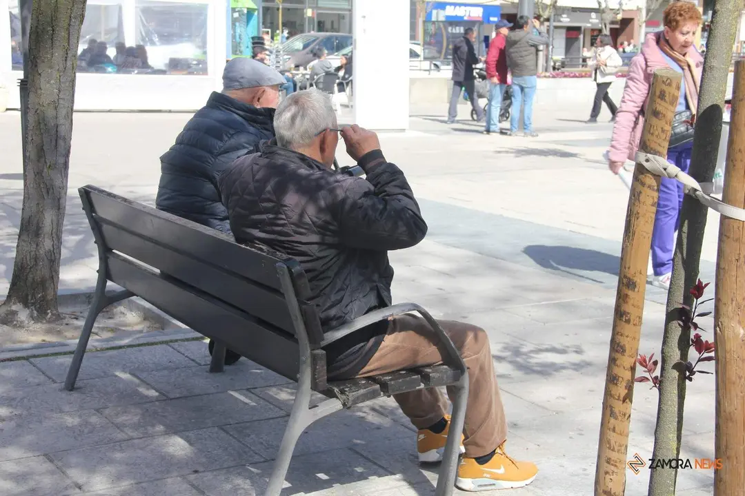 Pensionistas descansando en el parque de La Marina (2)