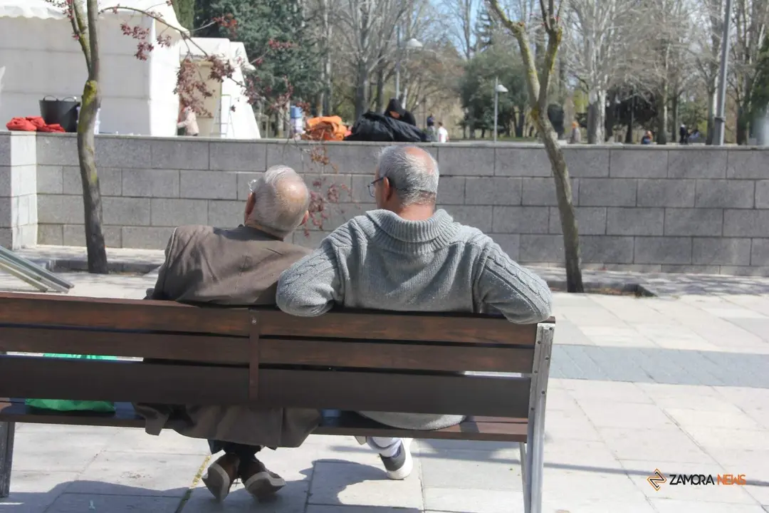 Pensionistas descansando en el parque de La Marina (1)