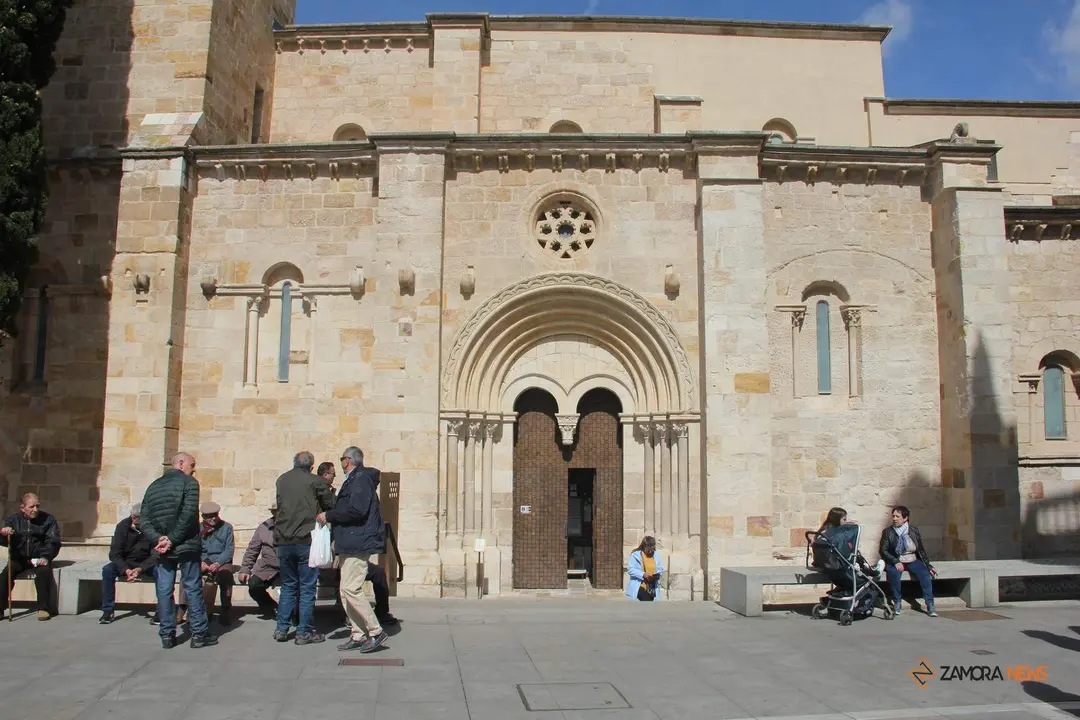Pensionistas descansando ante la Iglesia Santiago del Burgo