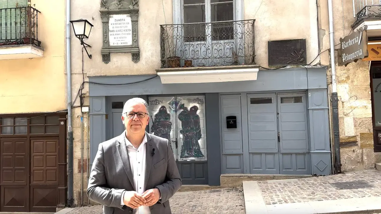 Jesús María Prada frente a la casa de Ramón Álvarez