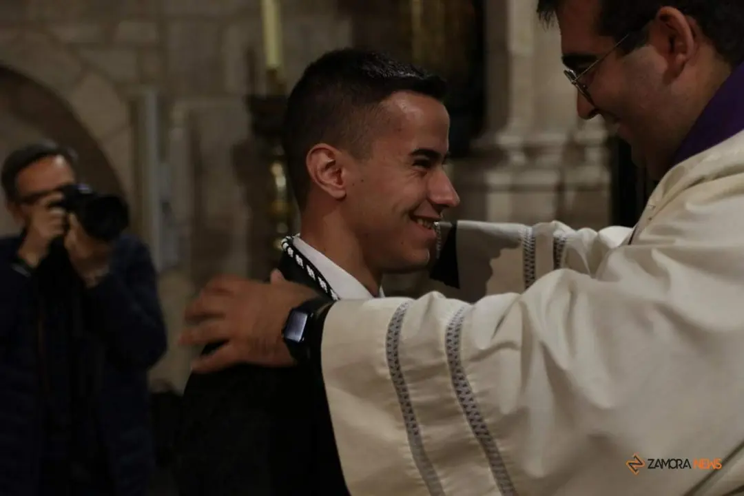 Entrega del medallón a un nuevo hermano