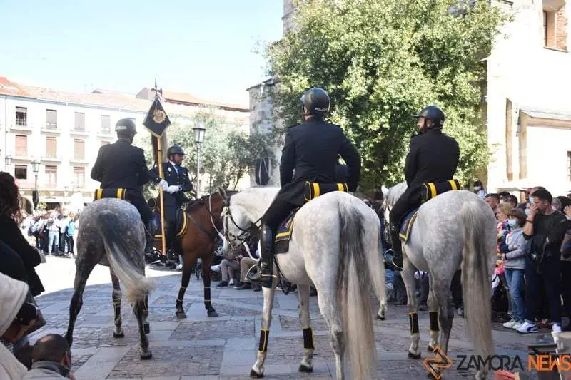 Jinetes de la Policía Nacional durante la procesión del Santo Entierro de 2022