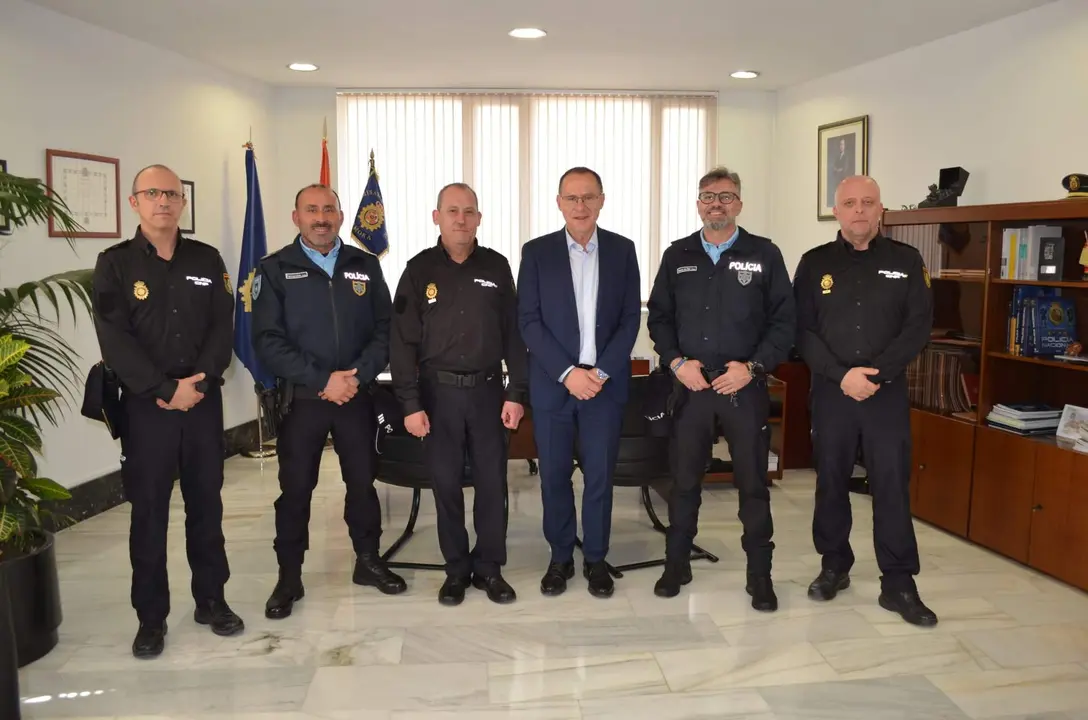 Agentes de la Policía portuguesa y la Policía Nacional junto al subdelegado del Gobierno en Zamora, Ángel Blanco