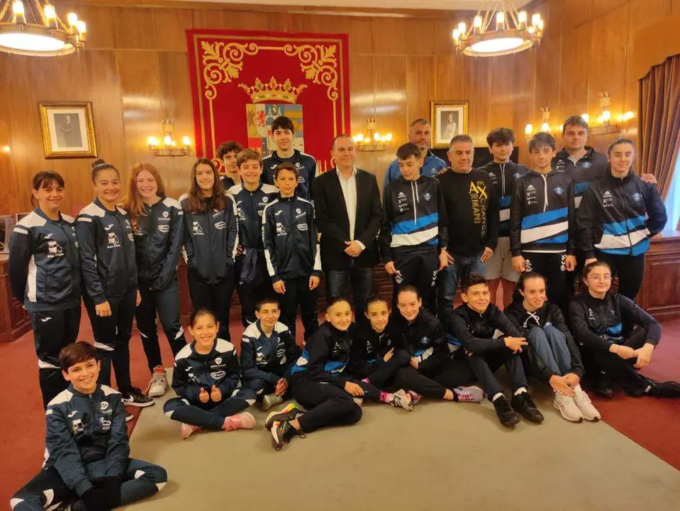 Foto de 'familia' de los dos clubes y Requejo