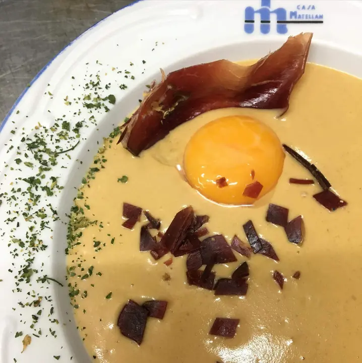 Crema de boletus con cecina de Vaca y yema de huevo. Fotografía: Restaurante Hermanos Matellán