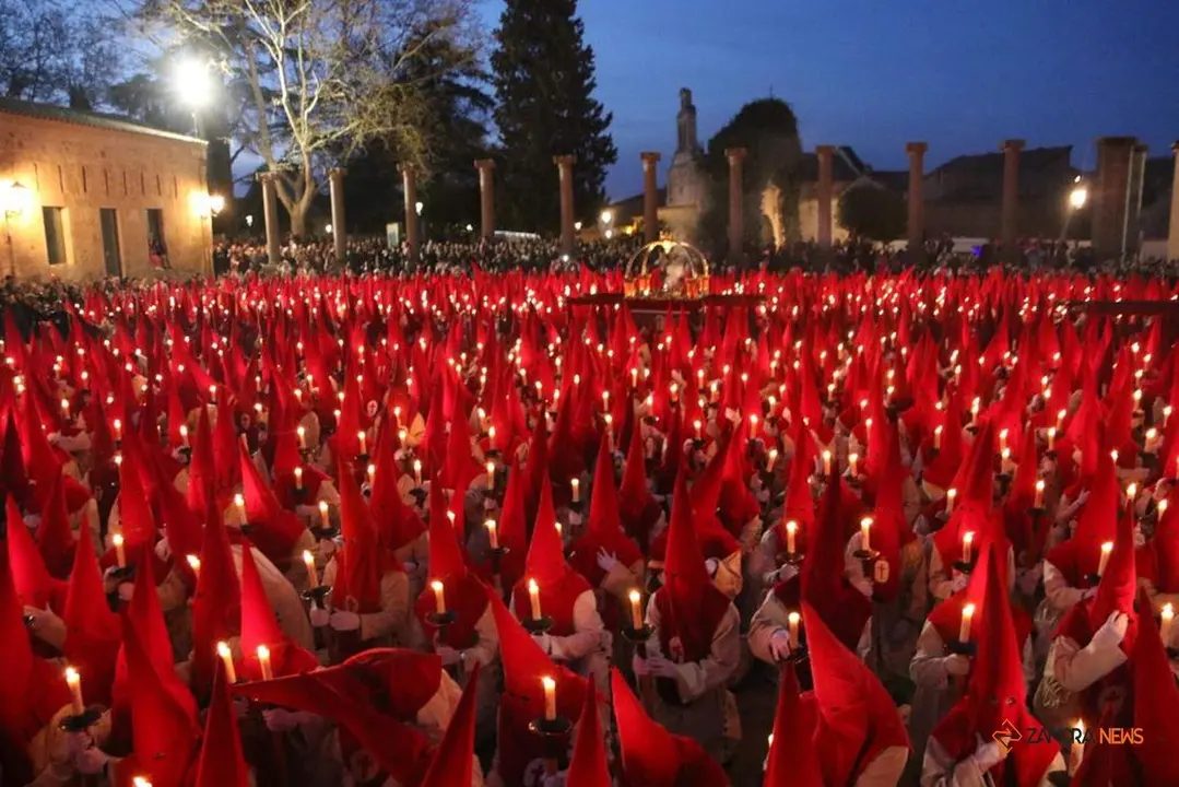 Zamora se sume en el Silencio ante el Smo. Cristo de las Injurias_15