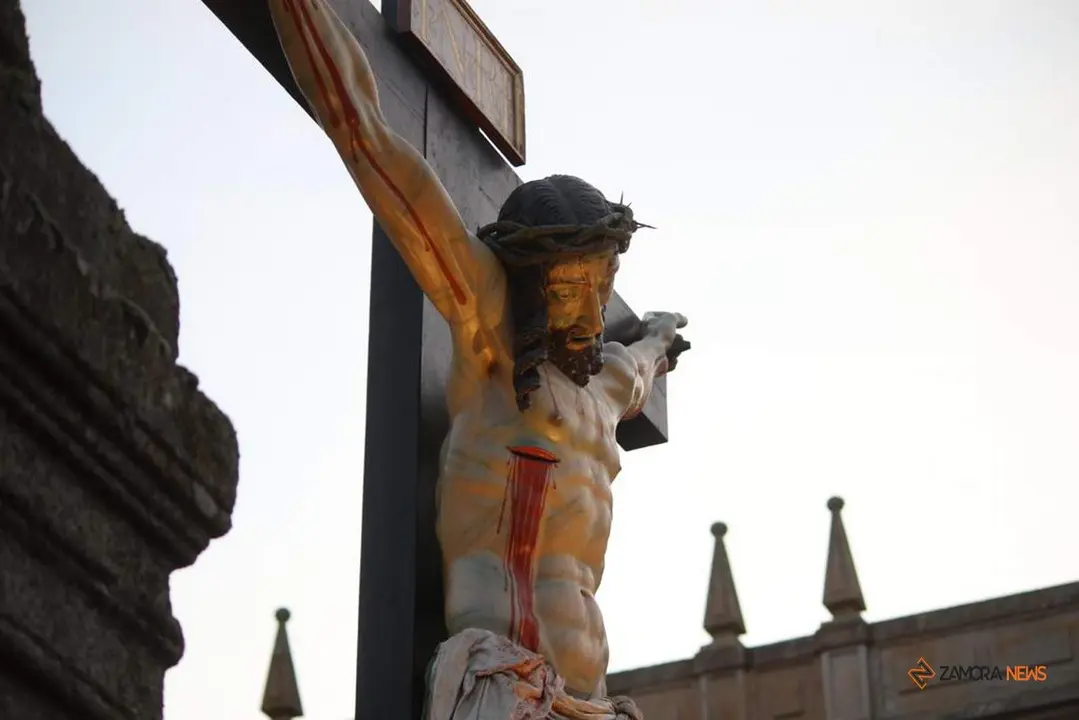Zamora se sume en el Silencio ante el Smo. Cristo de las Injurias